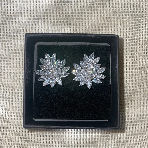 New Designer Flower Leaf Shape Stunning Cubic Zirconia Crystal Ear Clip - Picture 16 of 16